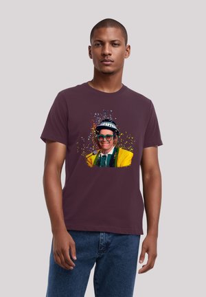 Bordeauxrotes T-Shirt mit einem bunten Grafikdesign einer lächelnden Person mit Brille und Hut, vor einem Spritzhintergrund.
