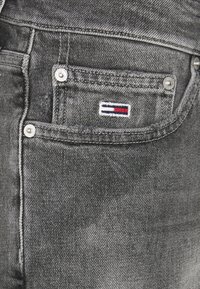 Tommy Jeans Džínové kraťasy - grey denim