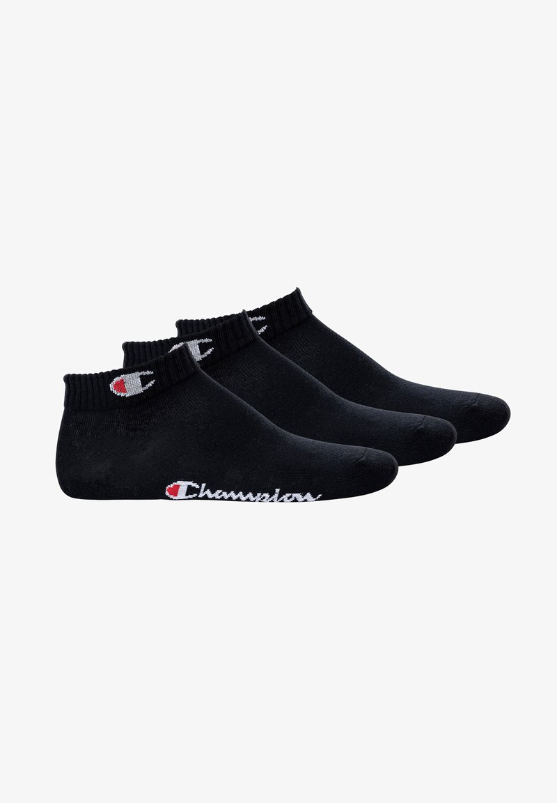 Schwarze Baumwollknöchelsocken, Dreierpack, mit gerippten Bündchen und weißem "Champion"-Logo-Text, der einen roten Akzent auf dem Logo aufweist.