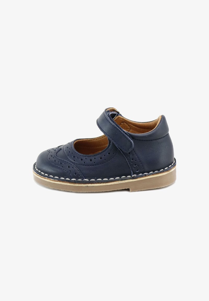 Zapato tipo Mary Jane para niños en cuero azul marino con correa de gancho y bucle, perforaciones estilo brogue, interior color crema y suela de goma beige con costuras blancas.