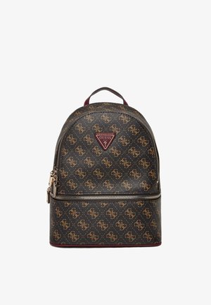 Brauner Guess-Rucksack mit goldenem Muster, Frontreißverschlusstasche und Tragegriff oben, mit dem Guess-Logo auf der Vorderseite.