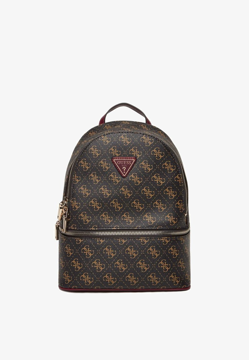 Sac à dos Guess marron avec motif doré, poche avant zippée et poignée supérieure, arborant le logo Guess à l'avant.