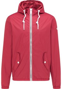 Chaqueta roja con capucha y cordones blancos, cierre frontal con cremallera, dos bolsillos laterales y puños y dobladillo elásticos. Material liso y ligero.