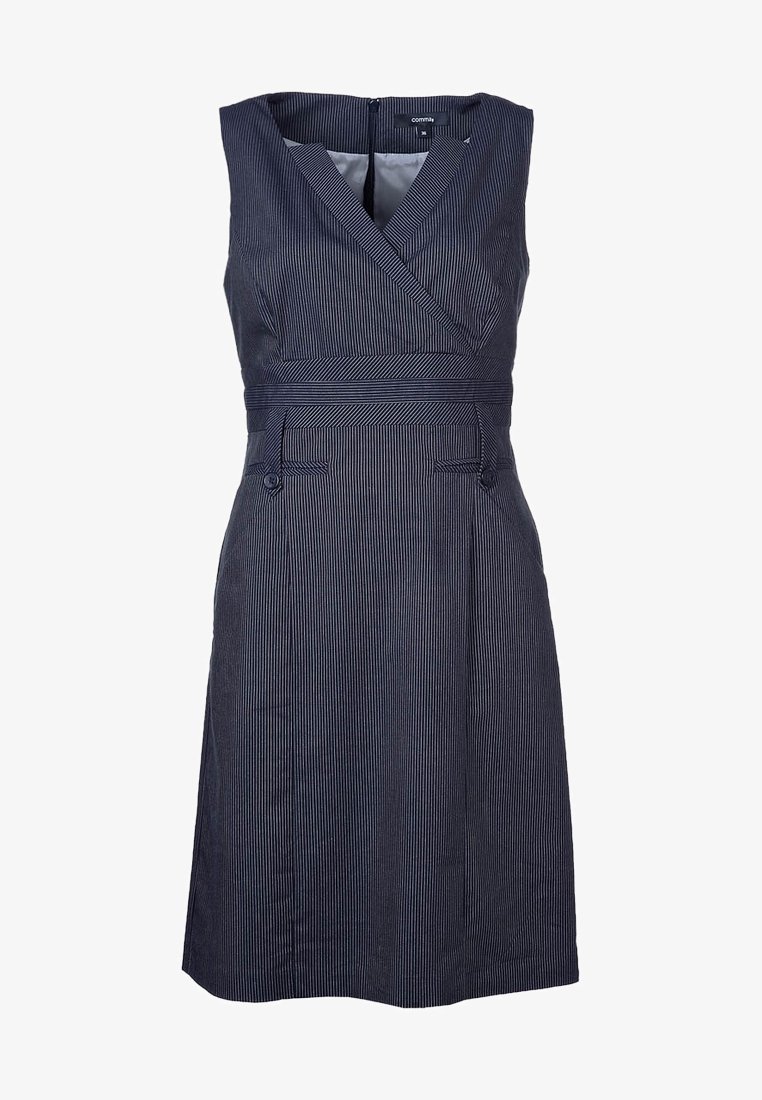 Marinblå randig klänning utan ärmar med v-ringning, figursydd midja och dekorativa knappar. Strukturerad tyg med horisontella och vertikala ränder.