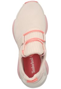 Ljusrosa idrottssko med en texturerad mesh-övre, elastiska remmar och en vadderad krage. Har en rosa gummisula och en innesula med logotyp.