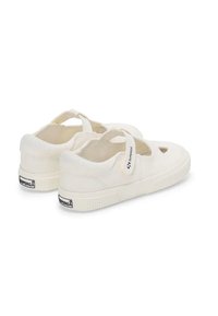 Sneakers bianchi con punta chiusa, dettagli intagliati e cinturino in velcro. Suola in gomma testurizzata con etichetta del logo sul tallone.