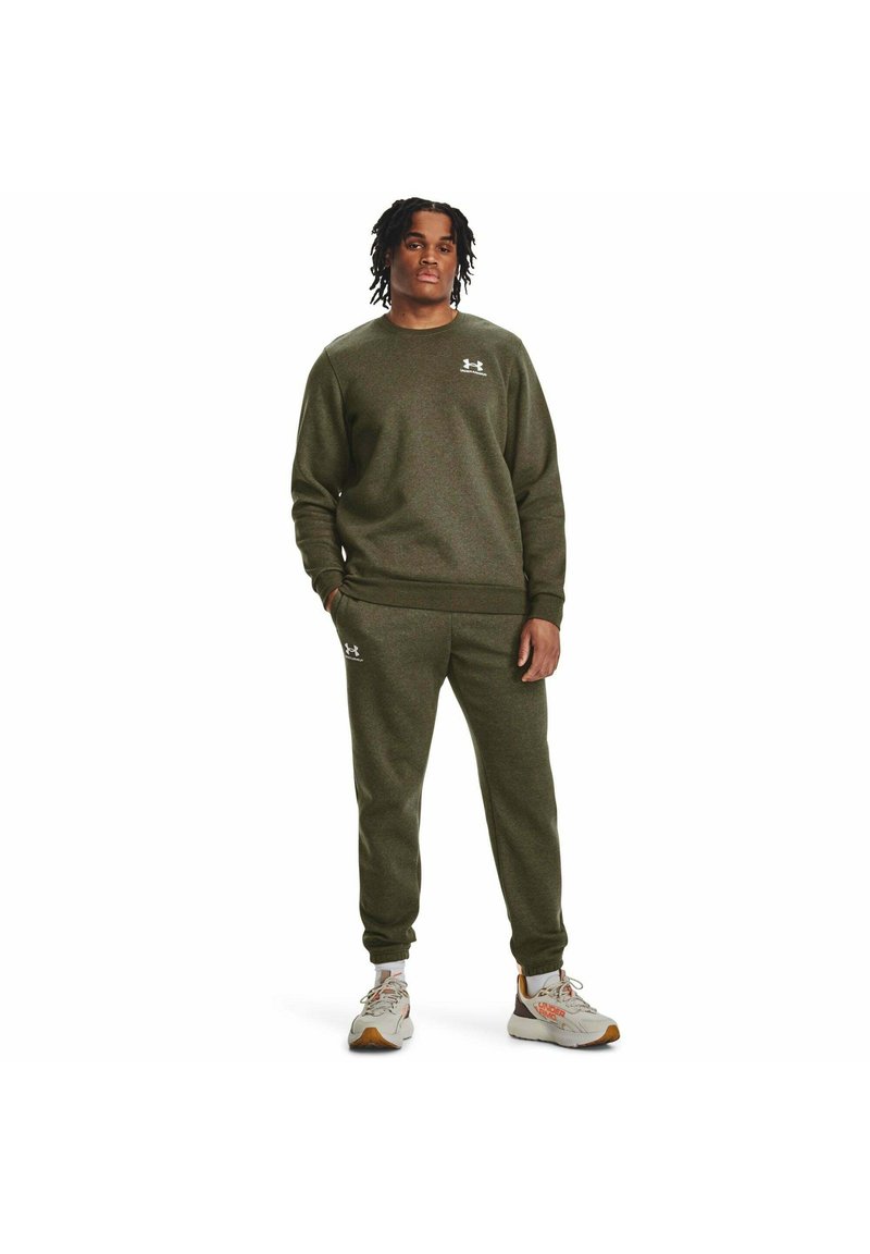 Olijfgroene joggingbroek en bijpassende sweater met een ronde hals. Zachte textuur, geborduurd logo op de borst en heup. Casual sportief ontwerp.