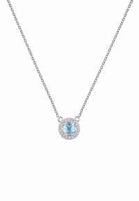 Collar de cadena de plata con una gema redonda de color azul claro rodeada de un halo de pequeños acentos claros. Textura metálica suave.