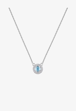 Collar de cadena de plata con una gema redonda de color azul claro rodeada de un halo de pequeños acentos claros. Textura metálica suave.