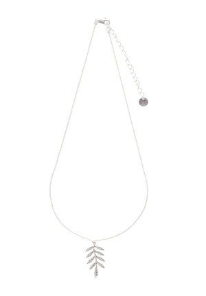 Collier délicat en chaîne d'argent avec un fermoir ajustable et un pendentif en forme de feuille composé de petites pierres étincelantes.