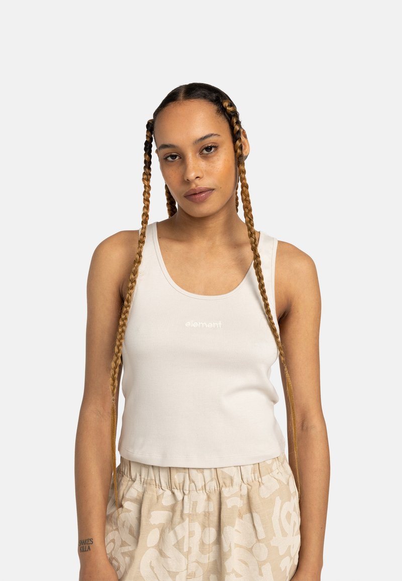 Witte geribbelde tank top met een ronde hals en geborduurd logo. Gepaard met beige patroon shorts, wat een casual, ontspannen pasvorm laat zien.