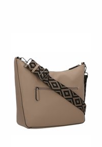 Beige Lederhandtasche mit strukturierter Oberfläche, ausgestattet mit einem gemusterten schwarzen Tragegurt mit geometrischen Designs und einer Reißverschlusstasche auf der Vorderseite.