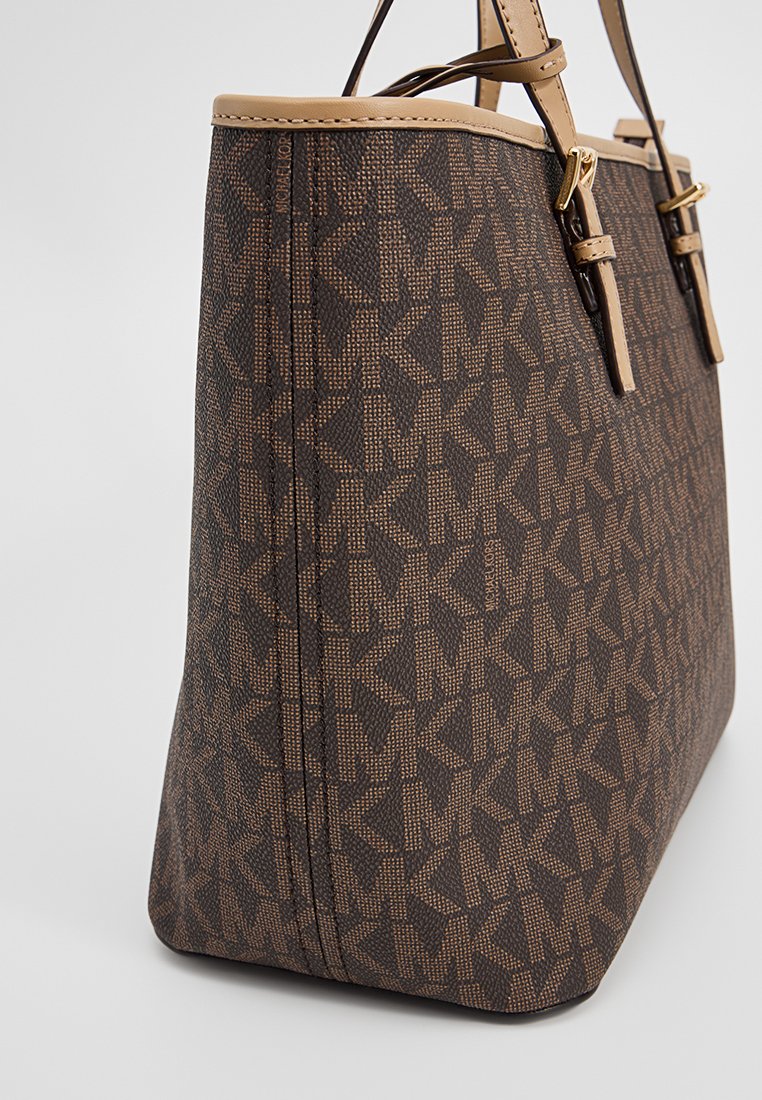 Bruine tote bag met een patroon, gekenmerkt door een gestructureerd oppervlak met een in elkaar grijpend logoontwerp, aangevuld met licht beige accenten en een gestructureerde vorm.