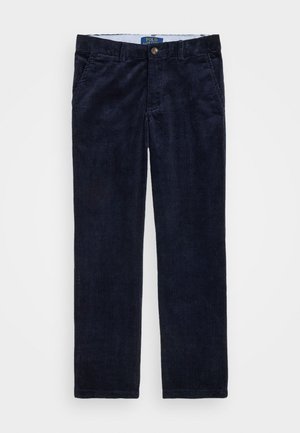 Námornícke kordové nohavice s vertikálnymi rebrami, dvoma bočnými vreckami, zapínaním na gombík a opaskom do pásu. Štítok hovorí "Polo Ralph Lauren."