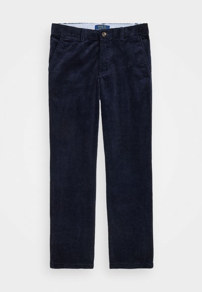 Marineblauwe corduroy broek met verticale ribbels, twee zijzakken, een knoopsluiting en een riemlussen tailleband. Label vermeldt "Polo Ralph Lauren."