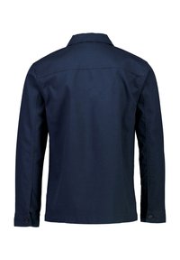Camicia a maniche lunghe blu navy con colletto, presenta un taglio dritto sul retro, polsini con bottoni e una texture del tessuto liscia.