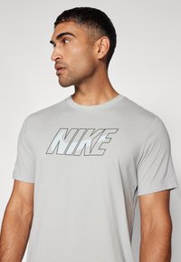 Nike Performance TEE  - Camiseta deportiva - dark grey heather
