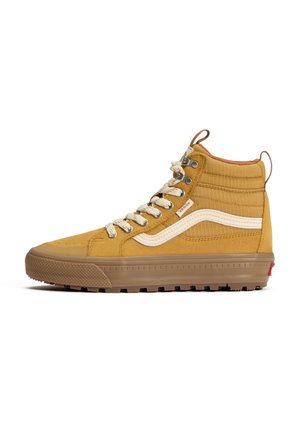 Baskets montantes Vans jaune moutarde avec bande latérale blanche, semelle beige épaisse et lacets blancs avec œillets métalliques, vues de côté droit.