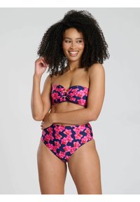 Blommig bikiniuppsättning med en bandeau-top med mitt knut och högmidjade bottoms, på en marin bakgrund med livfulla rosa blommor.