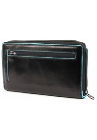 Portefeuille en cuir noir avec des coutures bleues, comprenant un compartiment zippé et une texture lisse. Forme rectangulaire avec des bords arrondis.