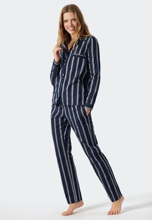 Navy striped pyjamasæt i blødt stof med lange ærmer, knap-storms skjorte, matchende bukser med sidelommer og hvide striber.