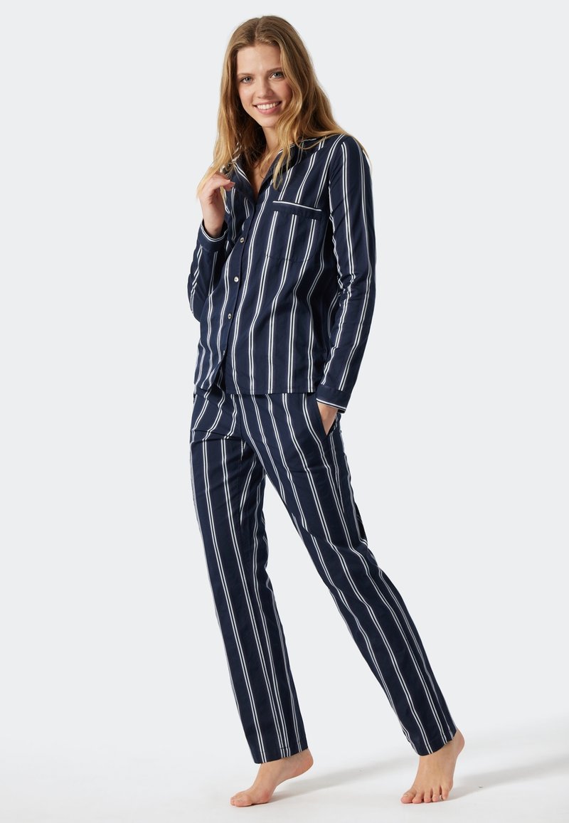 Navy striped pyjamasæt i blødt stof med lange ærmer, knap-storms skjorte, matchende bukser med sidelommer og hvide striber.