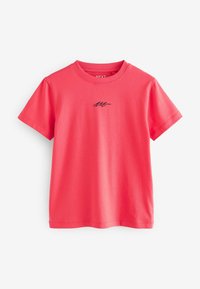 Rosa T-Shirt mit kurzen Ärmeln aus Baumwolle, mit einem runden Halsausschnitt und einem kleinen schwarzen Logo auf der Brust. Glatte Textur, lässiges Design.