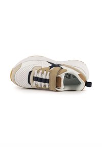 Baskets avec une tige supérieure blanche perforée, des accents beige et bleu marine, des lacets ronds et une semelle texturée. Présente une sangle centrale pour le soutien.