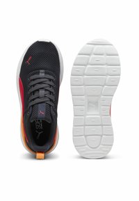 Chaussures de sport avec une tige en maille bleu marine ornée d'accents rouges et oranges, lacets gris, et une semelle en caoutchouc blanc avec un motif texturé.