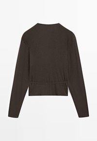 Brun langærmet top med rund halsudskæring og kort længde, med en diskret tekstur og en sømløs talje.