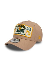 Gorra de béisbol beige con un panel frontal estructurado, que presenta texto bordado multicolor y gráficos de palmeras, con una correa ajustable en la parte trasera.