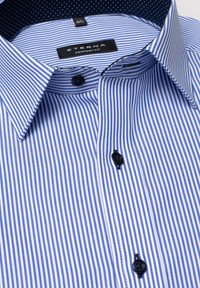 Camicia a righe blu e bianche con un design comfort fit. Presenta un bottone nero, un colletto foderato a pois in contrasto e una texture di tessuto liscia.