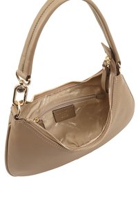 Beige leren handtas met een korte handgreep, gouden rits en een binnenzak. De voering heeft een subtiel merkteken patroon.