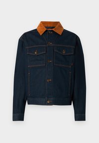 Donkerblauwe denim jacket met een bruine corduroy kraag, voorzien van knoopsluitingen, twee borstzakken en contrasterende stiksels.