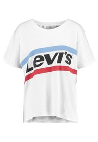Vit bomullströja med korta ärmar, med en tydlig svart "Levi's"-logotyp och horisontella blå och röda ränder över bröstet.