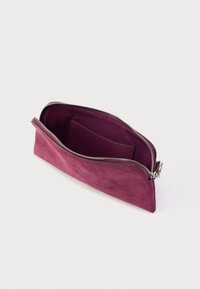 Zamszowa fioletowa kopertówka o gładkiej fakturze, z zamkiem błyskawicznym i jedną wewnętrzną kieszenią, oferująca elegancki, minimalistyczny design.