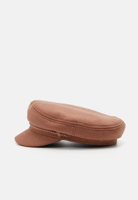 Gorra plana de lana de color óxido, textura suave, forma redondeada, visera corta, costuras detalladas a lo largo de la banda, sutil acento de hardware en el costado.