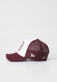 Kastanienbrauer und weiße Kappe mit Netzrücken, gebogenem Schild und Logodetail auf der Vorderseite. Das Material besteht aus einem Gewebe mit einem strukturierten Netzbereich.