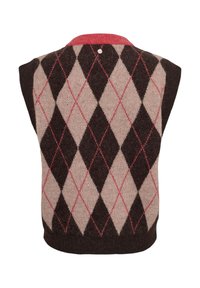 Veste en tricot sans manches avec motif argyle marron foncé et beige, fines lignes rouges, avec col rouge uni et ourlet côtelé.