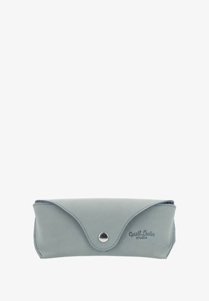Custodia pieghevole in morbida pelle grigia chiara con chiusura a scatto. Presenta cuciture sottili e un marchio impresso sulla parte anteriore. Design compatto e snodato.