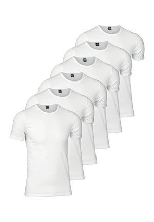 Seks hvide t-shirts med korte ærmer udstillet på en række. Hver skjorte har en rund halsudskæring og en glat, ensfarvet stofstruktur.
