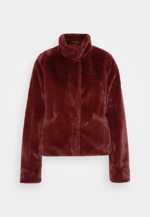 Burgundijas mākslīgā kažokādas jaka ar augstu apkakli, garām piedurknēm un teksturētu, mīkstu audumu; ir priekšējā aizdare un nav redzamu piederumu.