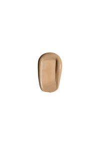 Fond de teint liquide en beige chaud, texture lisse, finition semi-brillante, avec une forme aux bords arrondis et une légère viscosité visible.