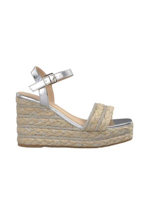 Sandalo wedge metallizzato argento con texture in juta intrecciata, dotato di due cinturini incrociati e di un cinturino alla caviglia con fibbia. Suola in gomma resistente.
