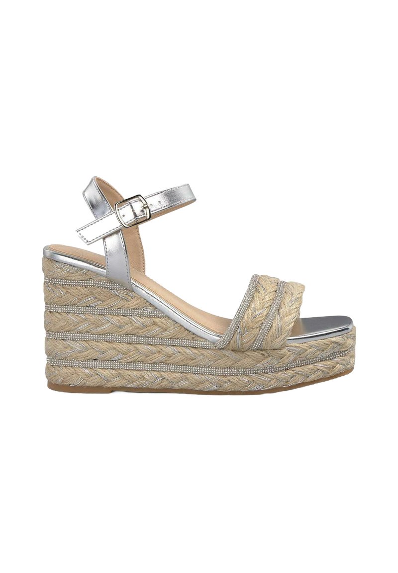 Sandalo wedge metallizzato argento con texture in juta intrecciata, dotato di due cinturini incrociati e di un cinturino alla caviglia con fibbia. Suola in gomma resistente.