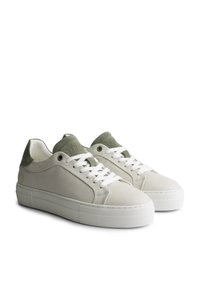Paire de baskets basses avec semelles blanches, dessus en cuir gris clair, lacets blancs et détails en cuir suédé vert olive sur la languette et le talon.