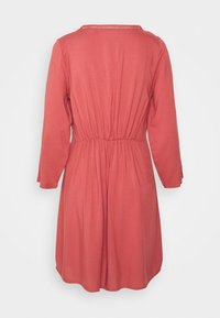 Vestido de cor framboesa com mangas de três quartos, cintura franzida e padrão texturizado subtil. Decote redondo com um detalhe decorativo.