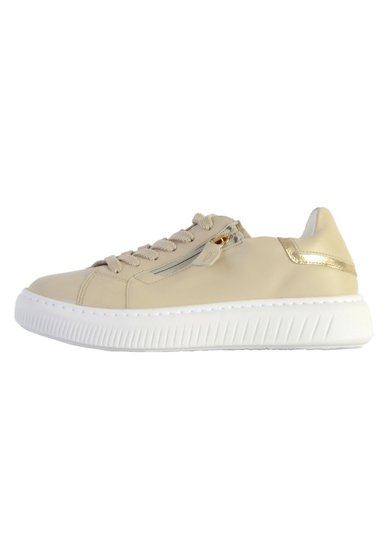 Sneaker beige avec semelle en caoutchouc blanche, tige en cuir, design à lacets, fermeture éclair sur le côté et accent doré. Texture lisse avec semelle nervurée.