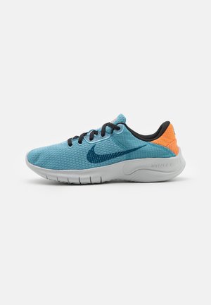 Chaussure de sport bleu clair avec lacets noirs, talon orange, logo bleu foncé et semelle blanche flexible vue de côté droit.