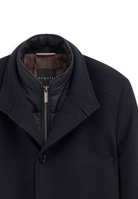 Czarny płaszcz z wysokim kołnierzem, z zamkiem z przodu, żebrowaną teksturą i gładkim wykończeniem. Zawiera metkę z napisem "bugatti."